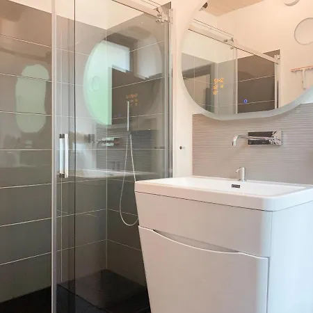 Ferienhaus Exklusiv Wohnen In Hervorragender Lage Mit Privater Sauna, 3 Sz, 2 Bäder Und Terrasse *